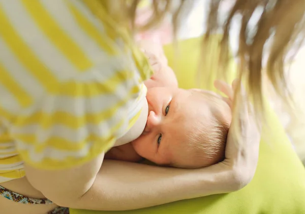 Madre Está Amamantando Dulce Bebé Recién Nacido — Foto de Stock