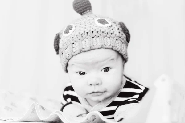 Recém Nascido Bonito Está Usando Chapéu Engraçado — Fotografia de Stock