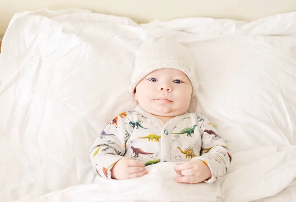 かわいい赤ちゃんの両親と同じベッドに敷設 — ストック写真
