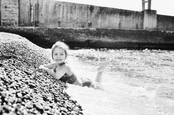 Küçük Kız Denizde Yaz Aylarında Döşeme — Stok fotoğraf