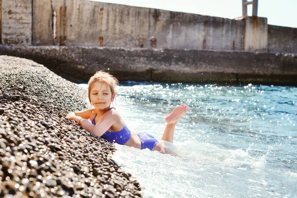 Little Girl Laying Sea Summer Time — Stock Photo, Image