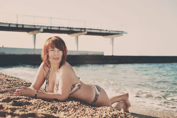 Feliz Ruiva Mulher Relaxante Praia — Fotografia de Stock