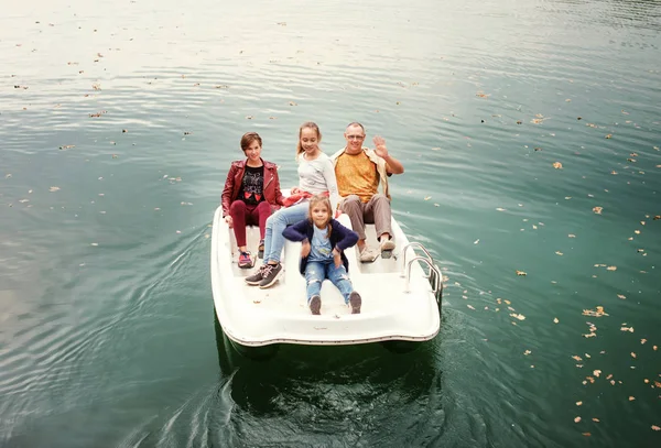 Hombre Tres Niñas Están Navegando Catamarán Pedales Lago — Foto de Stock