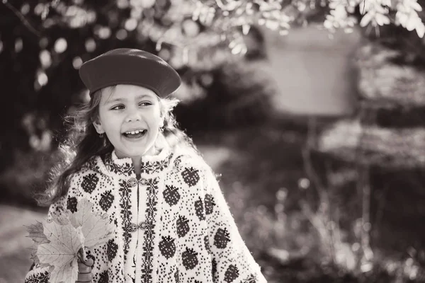 Niña Moda Feliz Con Gorro Poncho Otoño — Foto de Stock