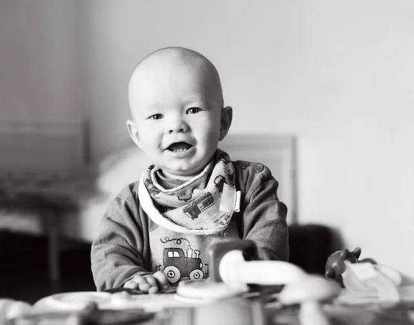 Baby Pojke Spela Leksak Hemma — Stockfoto