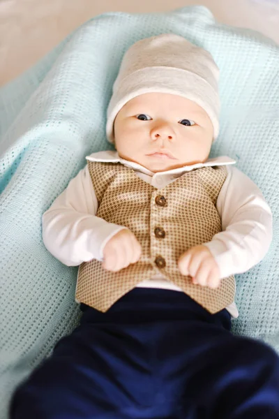 Pequeño Caballero Recién Nacido Con Camisa Chaleco —  Fotos de Stock