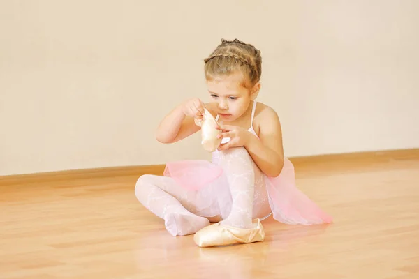 Маленькая Красивая Балерина Смотрящая Пуанты Полу — стоковое фото