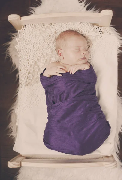 Doce Bebê Recém Nascido Dormindo Pequena Cama — Fotografia de Stock