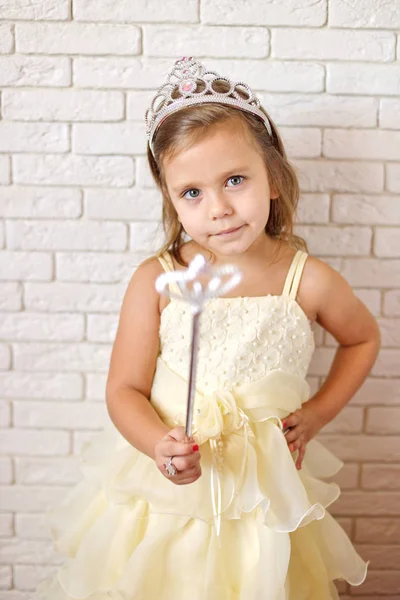 Niedliche Kleine Prinzessin Mit Krone Und Zauberschwan — Stockfoto