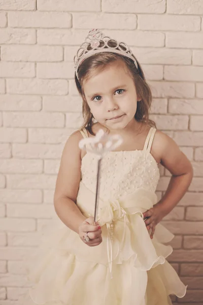 Мила Маленька Принцеса Короною Магією Ван — стокове фото