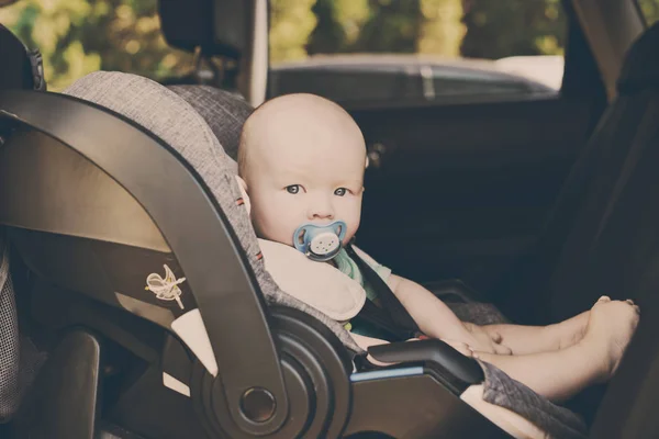 Baby Jongen Het Autostoeltje Zomer — Stockfoto