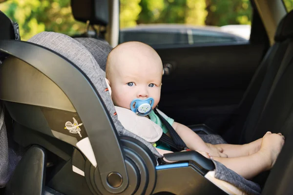夏の車の座席にいる赤ん坊は — ストック写真