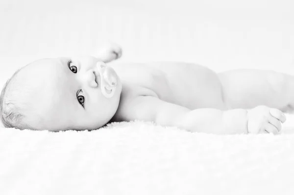 Bambino Felice Con Ciuccio Sul Letto — Foto Stock