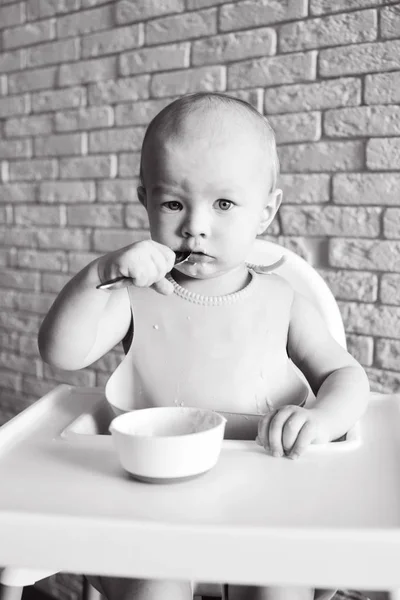 Babyjongen Een Granen Eten Zijn Eigen — Stockfoto