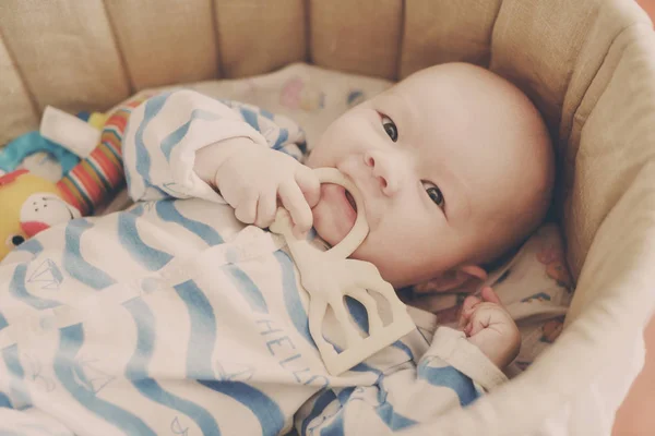 Baby Med Teeter Leksak Spjälsängen — Stockfoto
