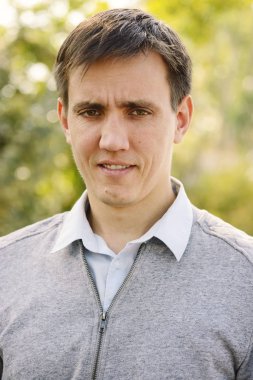yüz gülümseyen esmer adam portresi
