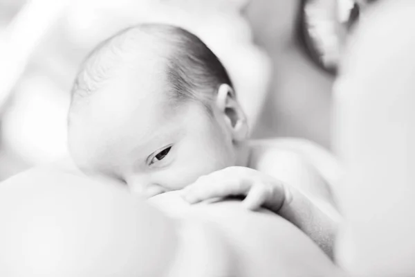 Anne Emzirme Bebek Evde Kollarında — Stok fotoğraf