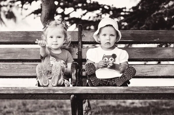 Two Baby Friends Sitting Bench — Stock Photo, Image