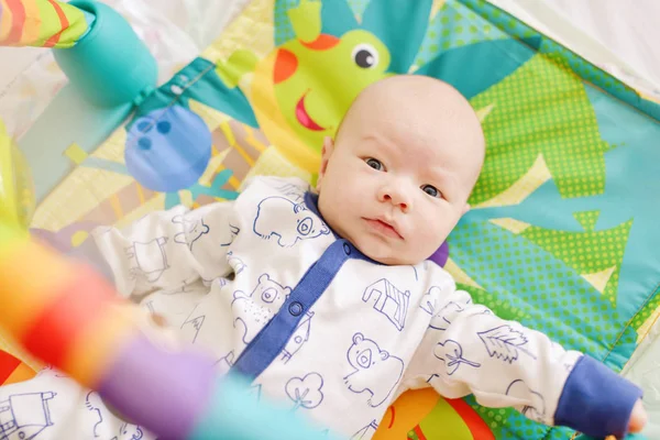 Bebê Engraçado Jogando Brinquedos Tapete — Fotografia de Stock