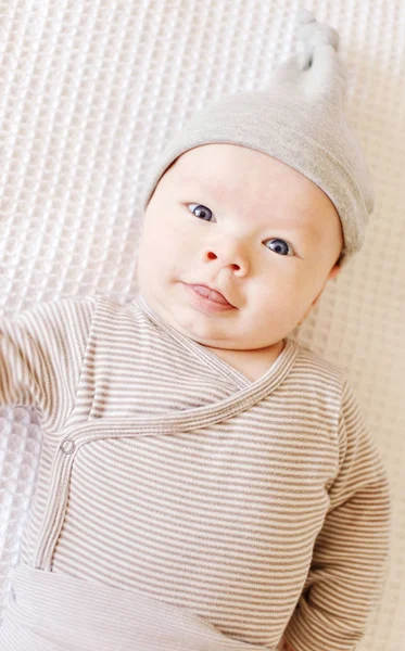 Pasgeboren Baby Ligt Het Bed — Stockfoto