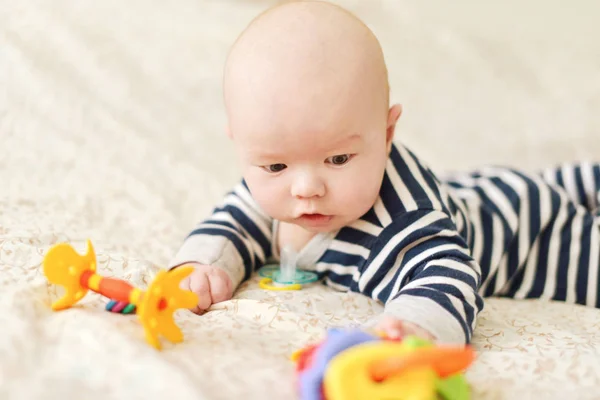 Divertente Bambino Ragazzo Giocare Con Giocattoli Casa — Foto Stock