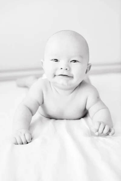 Niño Feliz Acostado Cama — Foto de Stock