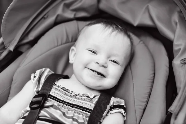 Happy Babymeisje Zit Roze Kinderwagen — Stockfoto