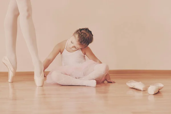 Kleines Mädchen Schaut Ballettlehrerin Auf Die Beine — Stockfoto