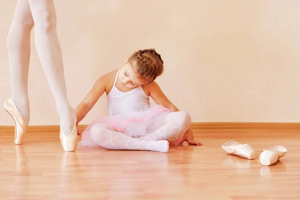 Kleines Mädchen Schaut Ballettlehrerin Auf Die Beine — Stockfoto