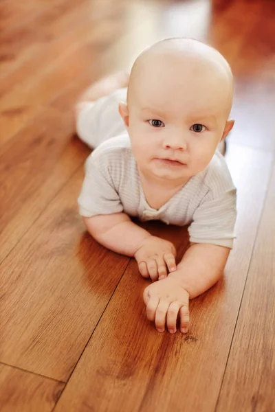 Bambino Strisciante Sul Pavimento Legno Casa — Foto Stock