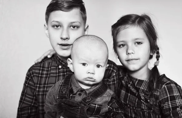 Drei Kinder Hause Die Kleidung Mit Dem Gleichen Namen Tragen — Stockfoto