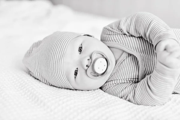 Kleine Baby Met Fopspeen Het Bed — Stockfoto