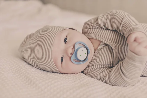 Piccolo Bambino Con Ciuccio Sul Letto — Foto Stock