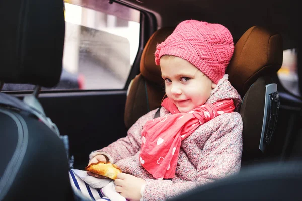 Bambino Seggiolino Auto Auto Con Uno Spuntino — Foto Stock