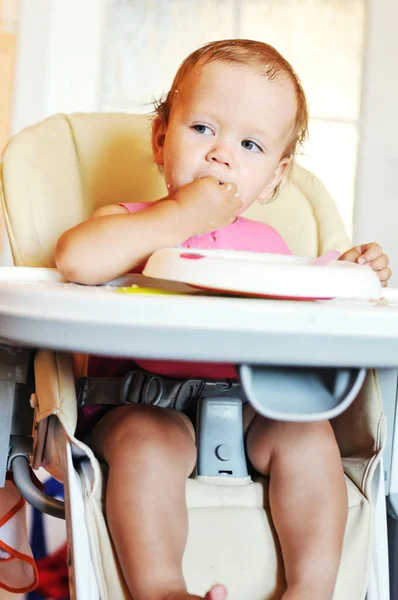彼女の汚れた顔の女の赤ちゃんを食べる — ストック写真