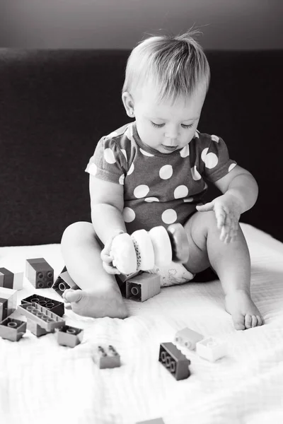 Schattige Babymeisje Spelen Met Kleurrijke Kunststof Blokken Binnenshuis — Stockfoto
