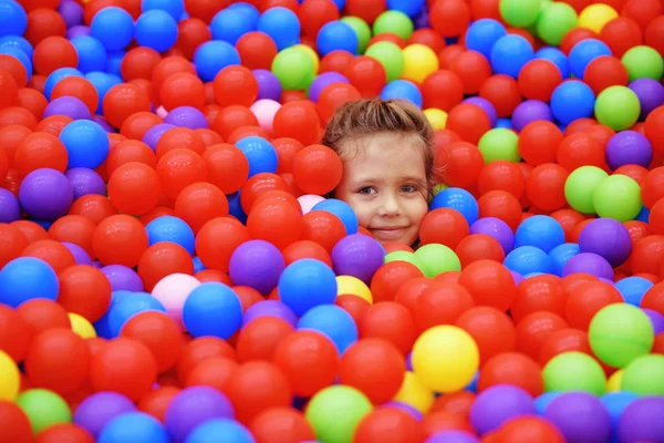 Bambina Nel Parco Divertendosi Nella Piscina Con Palla — Foto Stock