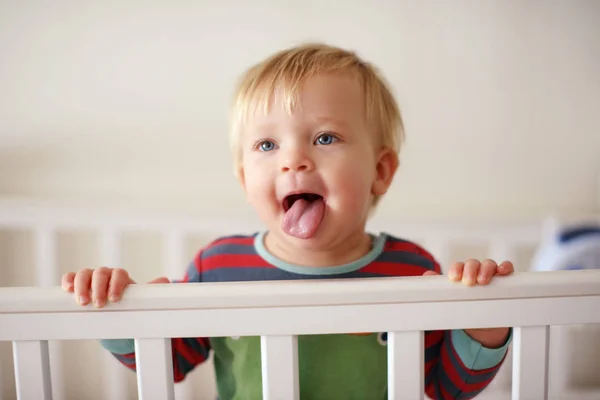 Bebê Engraçado Cama Mostrando Língua — Fotografia de Stock