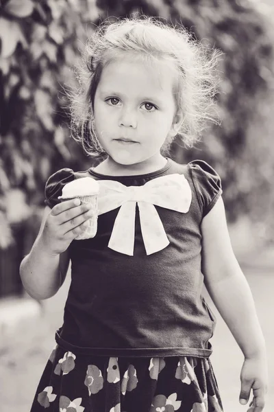 Toddler Dziewczynka Lodami Ulicy — Zdjęcie stockowe