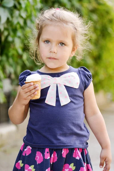 Μικρό Παιδί Κορίτσι Ένα Παγωτό Στο Δρόμο — Φωτογραφία Αρχείου