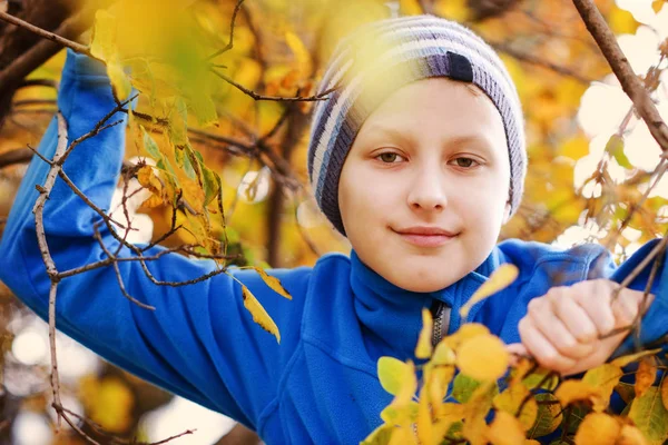 Preteen Jongen Portret Herfst Park — Stockfoto