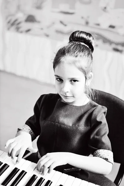 Little Girl Playing Piano — Stock Photo, Image