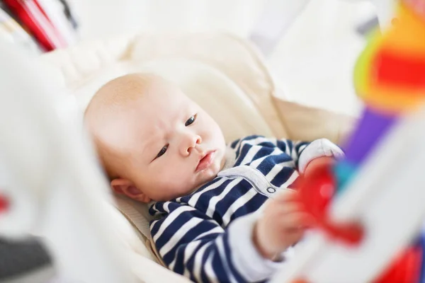 Bambino Sdraiato Sulla Sedia Dei Buttafuori Giocattoli Toccanti — Foto Stock