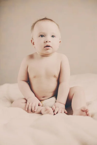 Erkek Yatakta Oturmuş Tatlı Bebek — Stok fotoğraf