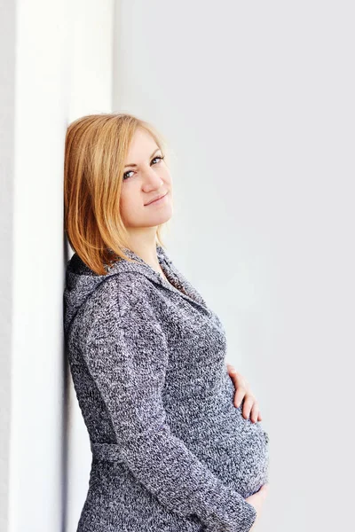 Blonde Young Pregnant Woman Standing Wall — Fotografie, imagine de stoc