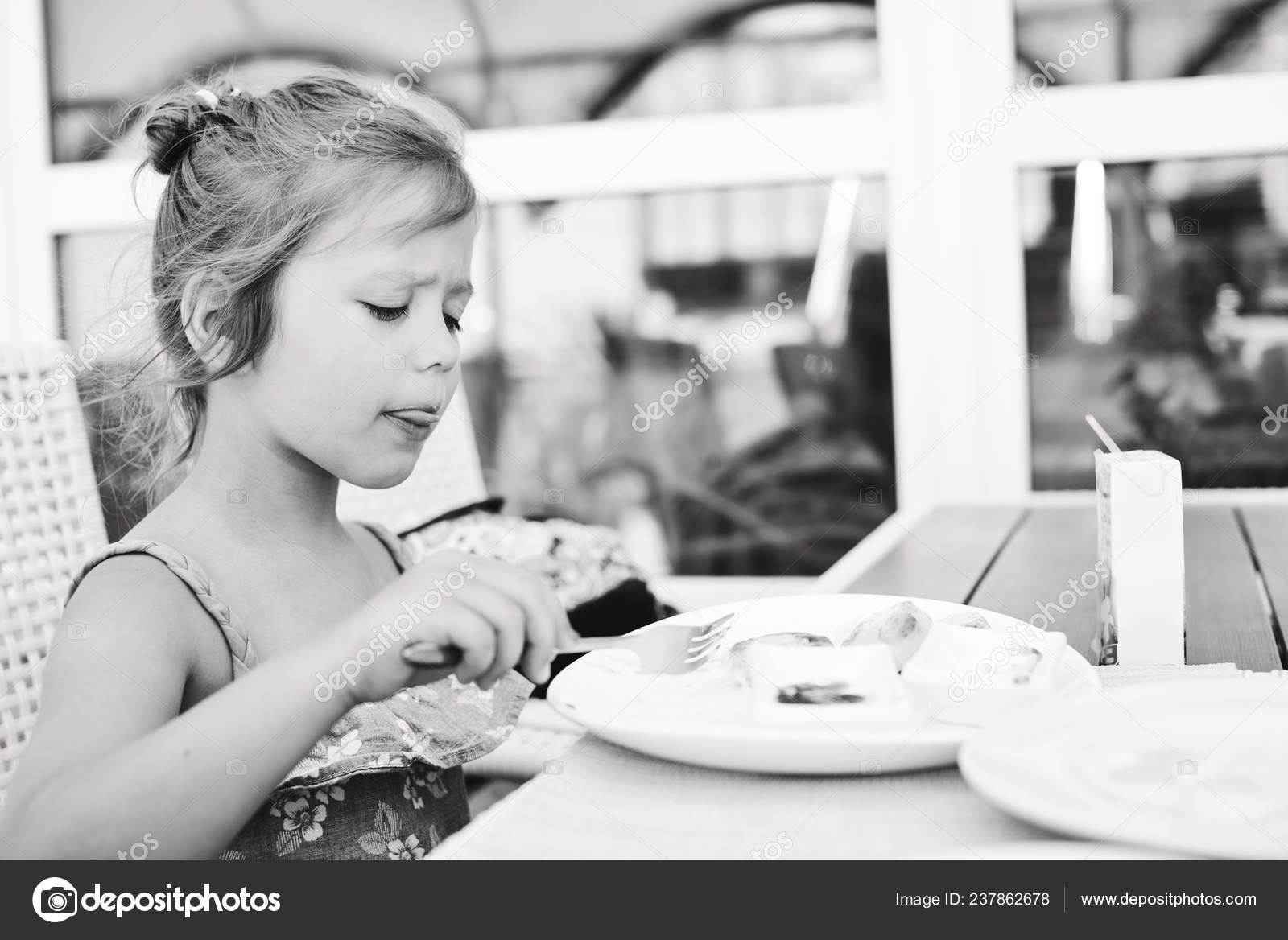 Niña Comiendo Cafetería Aire Libre Verano Fotografía De Stock © Reanas 237862678 Depositphotos