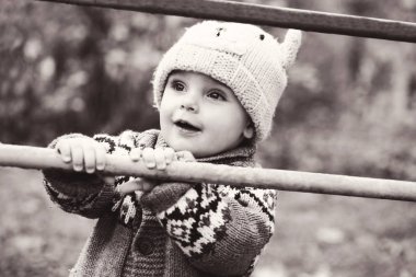 Sonbaharda Bahçesi şirin yürümeye başlayan çocuk