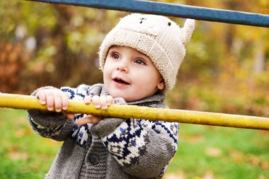 Sonbaharda Bahçesi şirin yürümeye başlayan çocuk