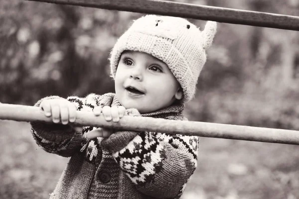 Söt Liten Knatte Pojke Lekplatsen Höst — Stockfoto