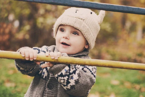 Sonbaharda Bahçesi şirin yürümeye başlayan çocuk